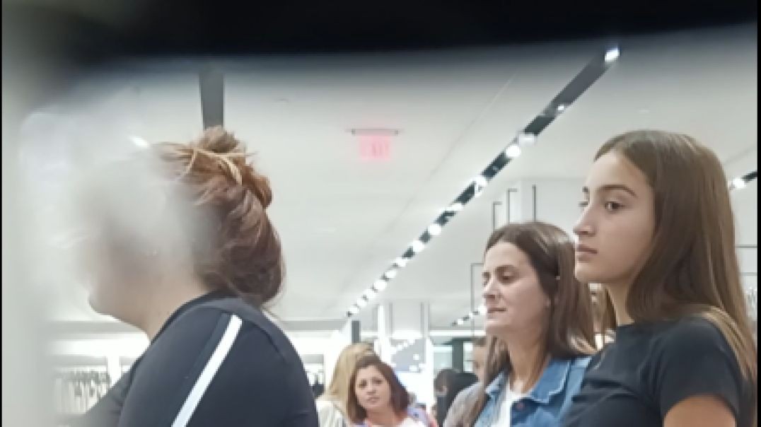 ⁣Horny Teen Sneek Looks w/Mom