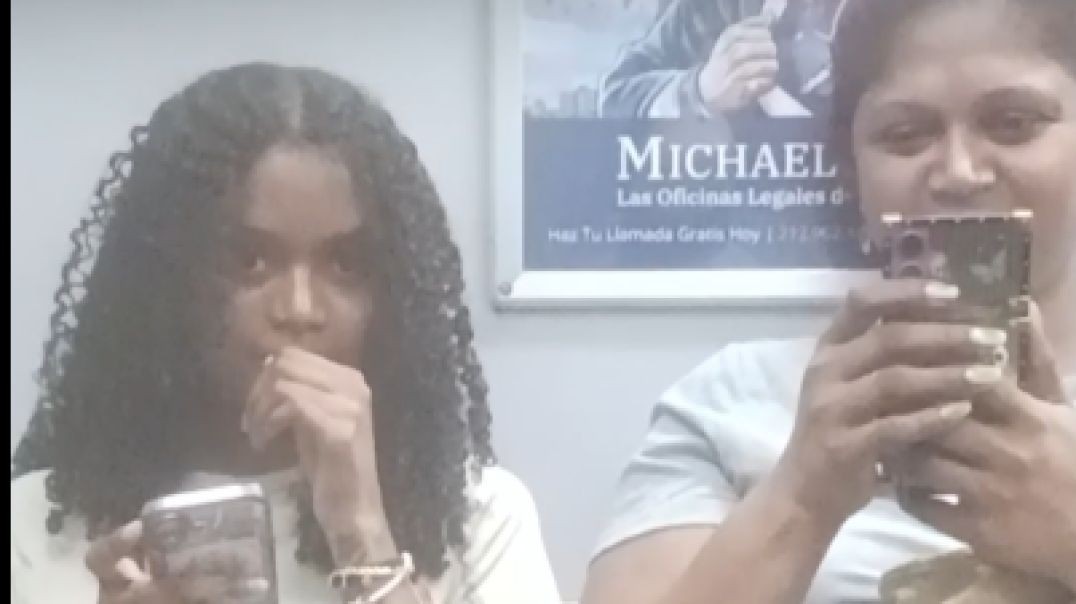 ⁣Mom Daughter Take Pics