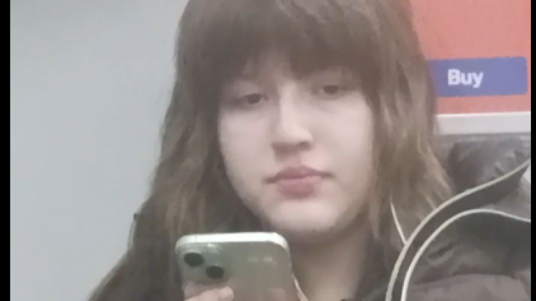 ⁣Mod Hair Teen Takes Pics