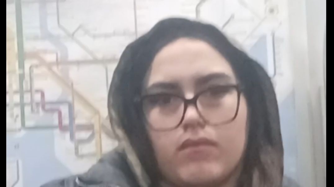 ⁣Big Girl Stares at Cock