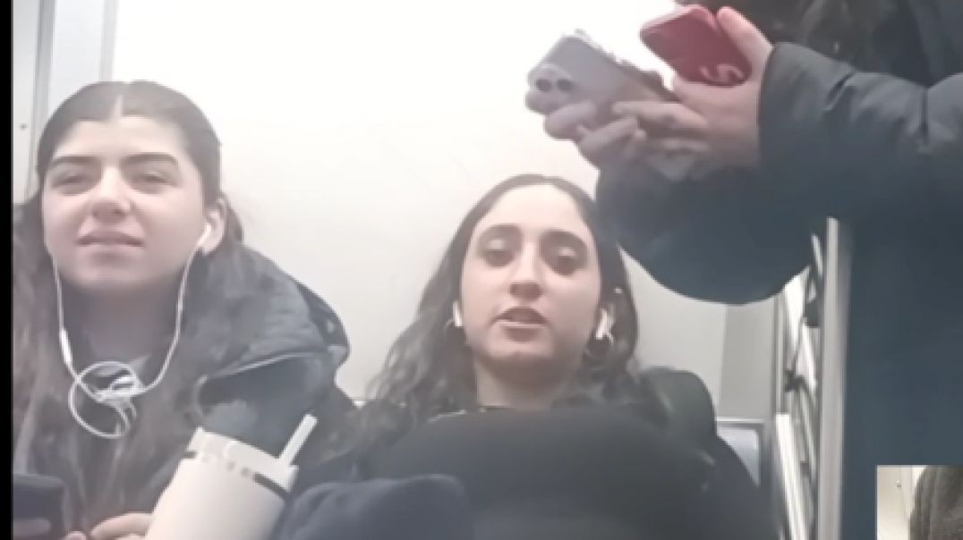 ⁣Yeshiva Girls Take Pics