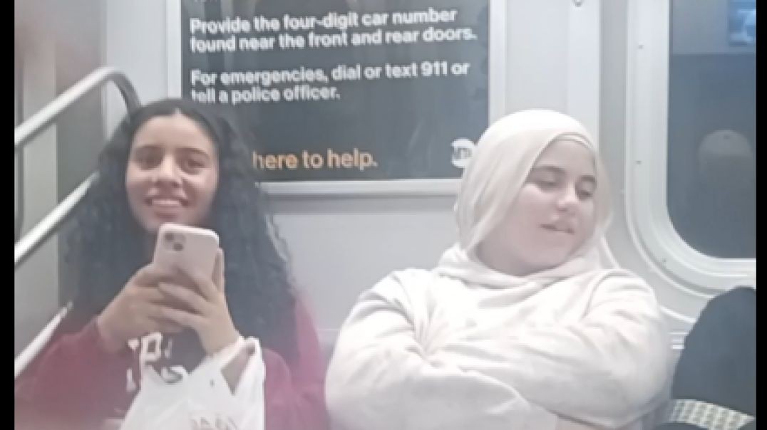 ⁣3 Muslim Girls Take Pics